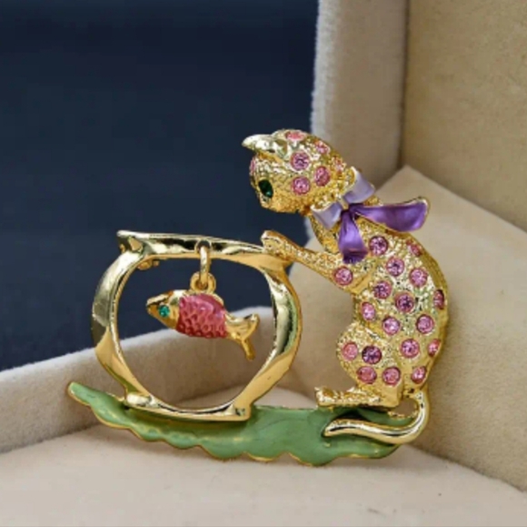 DAISY WHIMSICAL CAT & GOLDFISH BROOCH - Picture 2 of 4